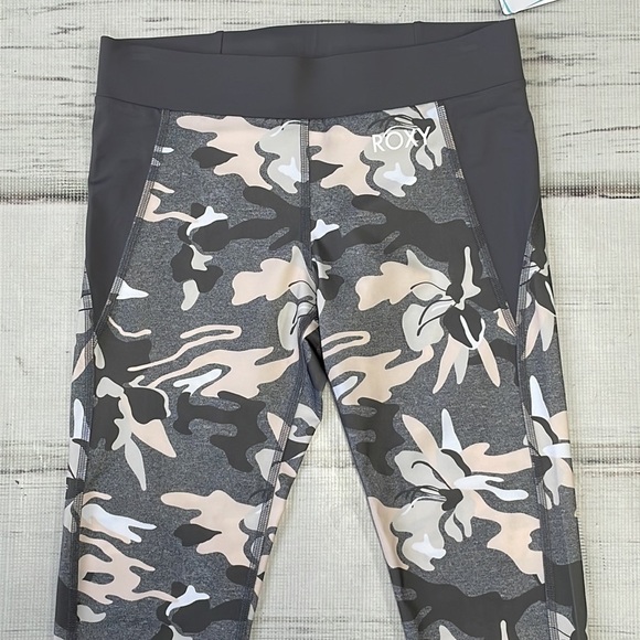 Roxy NWT Crop Leggings Take Me To The Beach Capri Grey Pink Size Medium M - Picture 4 of 12